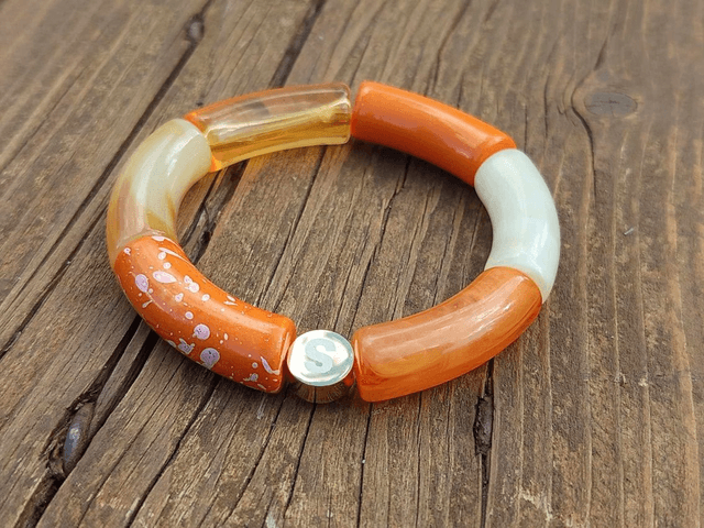 Bracelet perles tubes incurvées acrylique Anjali Kaddoo