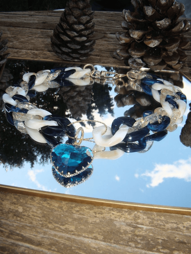 Collier en grosses maillons en acrylique Raat Ki Chamak coeur bleu