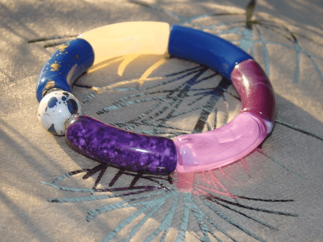 Bracelet perles tubes incurvées acrylique Uma Raaka