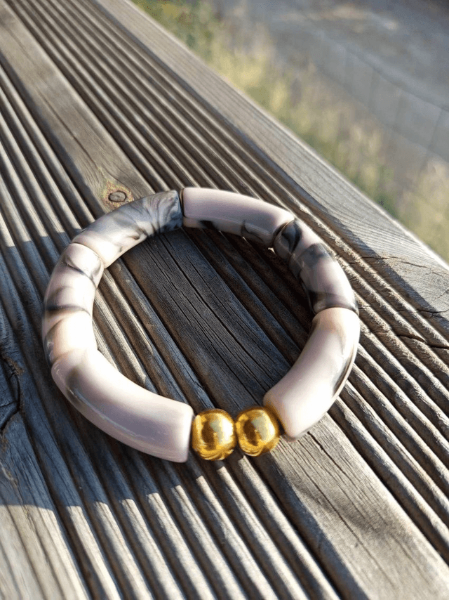 Bracelet perles tubes incurvées acryliques marbrées Khazaana rose 