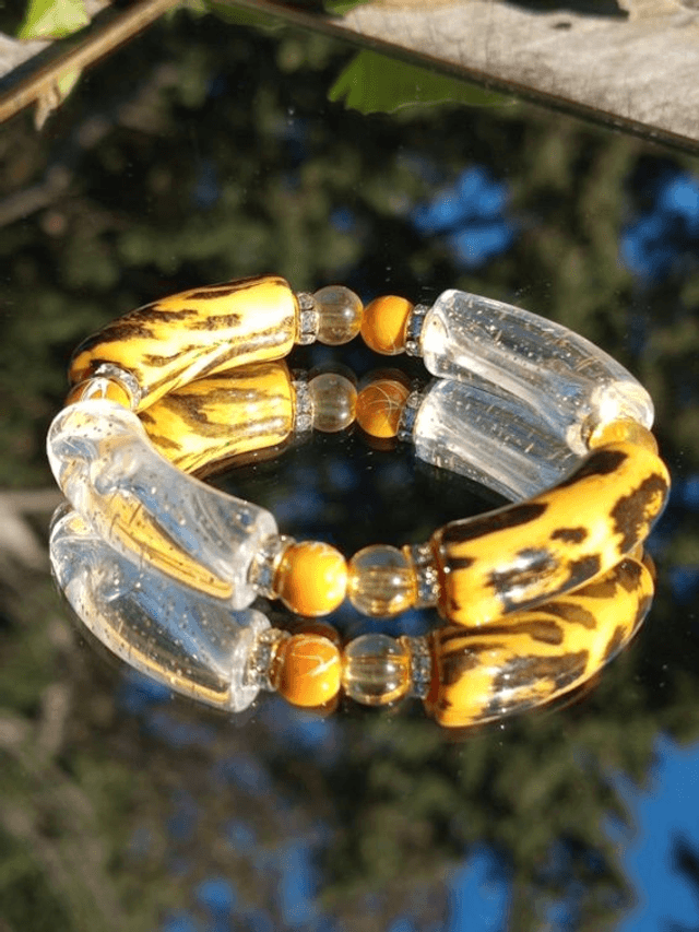 Bracelet perles tubes Arya Indrani léopard jaune et paillettes or 