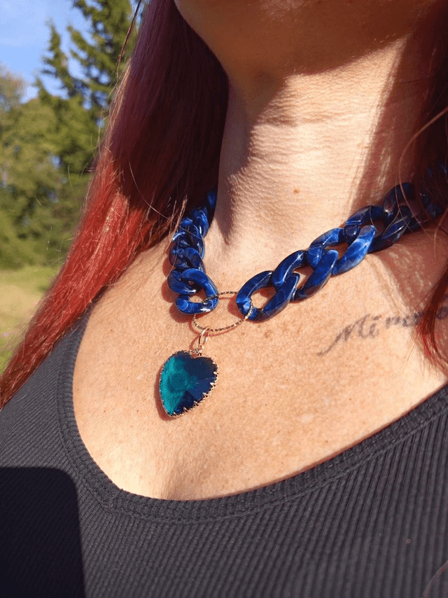 Collier en grosses mailles en acrylique Saagar Ka hrday coeur bleu