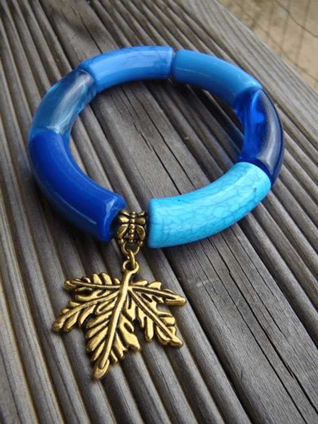 Bracelet perles tubes incurvées Mohana Neela breloque feuille d'érable