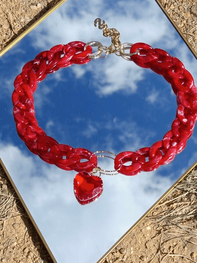 Collier en grosses mailles en acrylique Maanik coeur rouge
