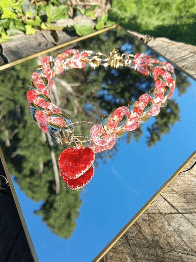 Collier en grosses mailles en acrylique paaradarshee laal coeur rouge