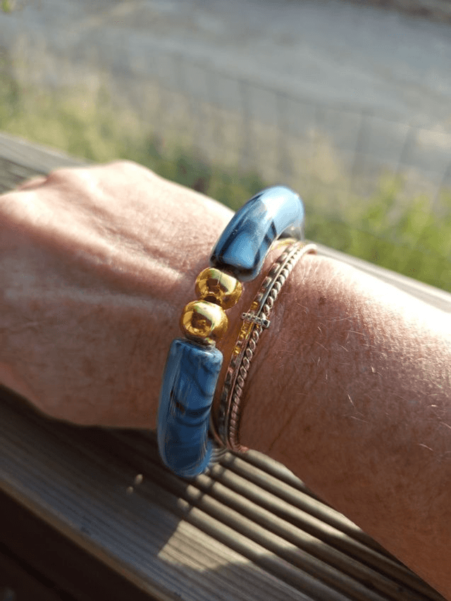 Bracelet perles tubes incurvées acryliques marbrées Khazaana Bleu