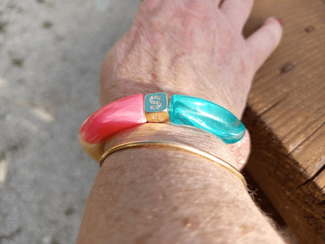 Bracelet perles tubes incurvées acrylique Anjali Gulabee Mithas