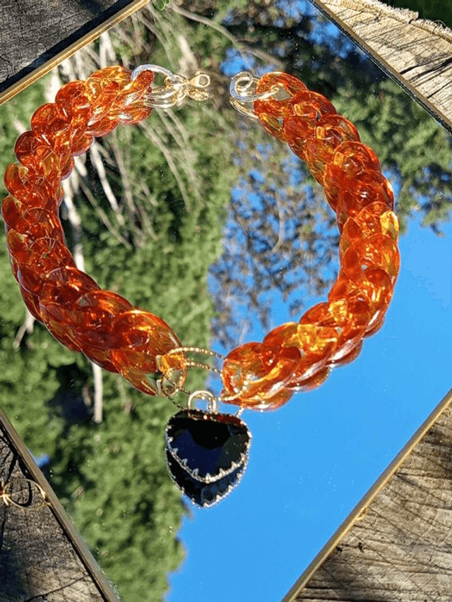 Collier en grosses mailles en acrylique Bhoora coeur noir