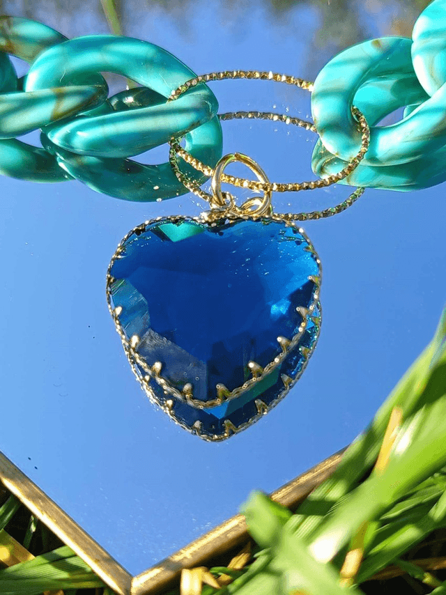 Collier en grosses mailles en acrylique Firoza coeur bleu