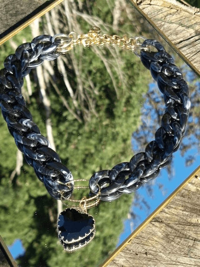Collier en grosses mailles en acrylique Kaala coeur noir