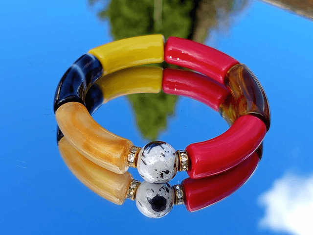 Bracelet perles tubes incurvées acrylique Uma Aagneya