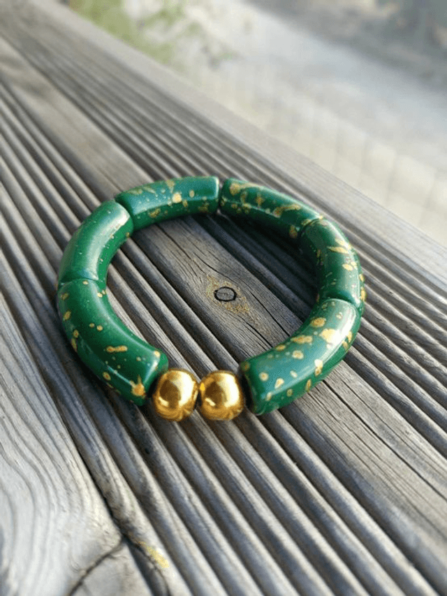 Bracelet perles tubes incurvées acryliques tâchetées Khazaana vert foncé