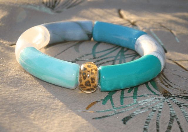 Bracelet perles tubes incurvées acrylique Jaya Firoza