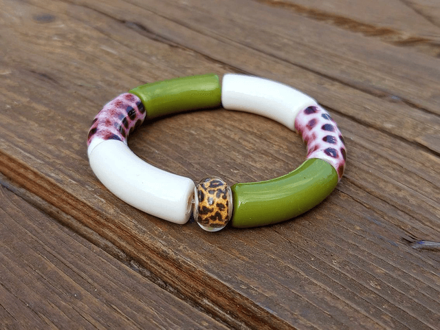 Bracelet perles tubes incurvées acrylique Jaya kaki