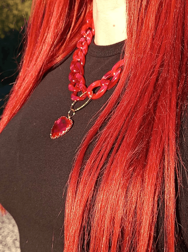 Collier en grosses mailles en acrylique Maanik coeur rouge
