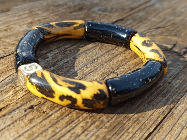 Bracelet jonc perles tubes acrylique léopard Indrani Jiraaph N°3