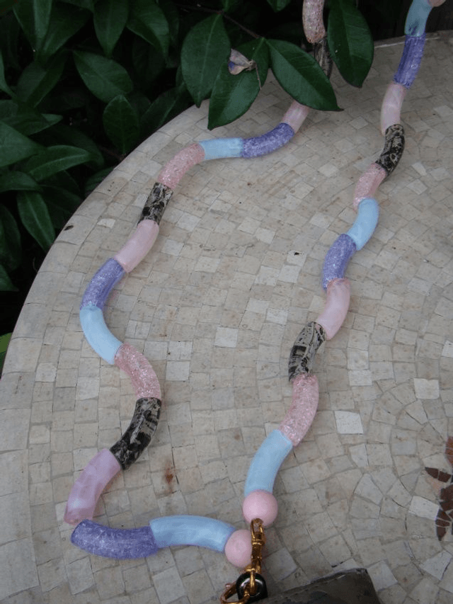 Bijou de téléphone perles tubes Vinamrata Lilas Cheree
