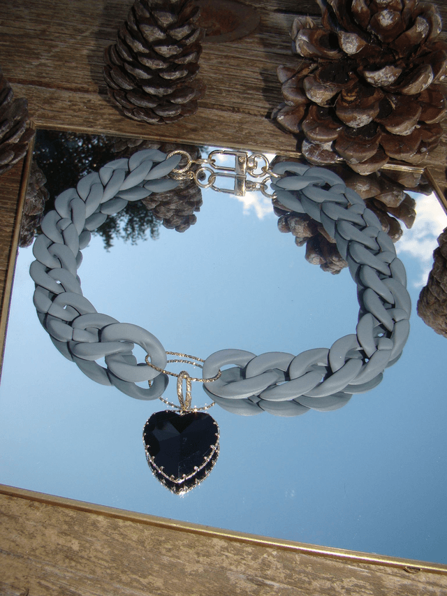 Collier en grosses mailles en acrylique Sletee coeur noir 