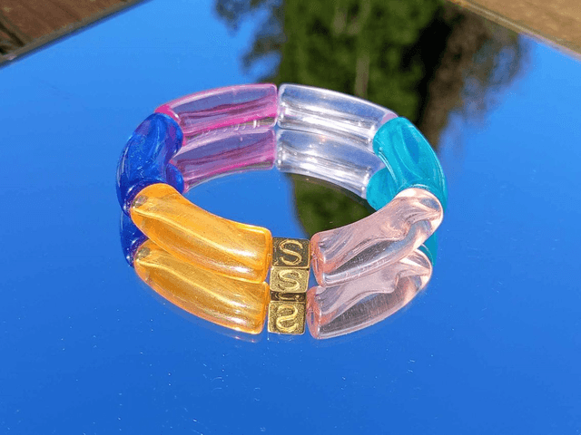 Bracelet perles tubes incurvées acrylique Anjali Holi