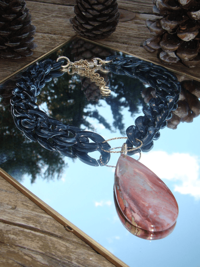 Collier en grosses mailles en acrylique Agni Mala 
