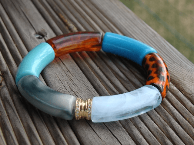 Bracelet jonc perles tubes acrylique léopard Indrani Neela