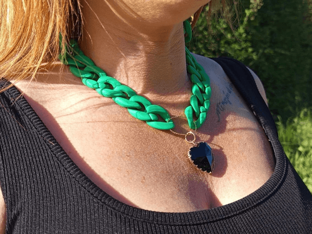 Collier en grosses mailles en acrylique Sajawat coeur noir