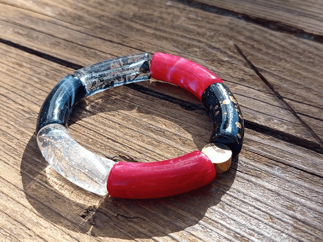 Bracelet perles tubes incurvées acrylique Anjali Maanik N°2