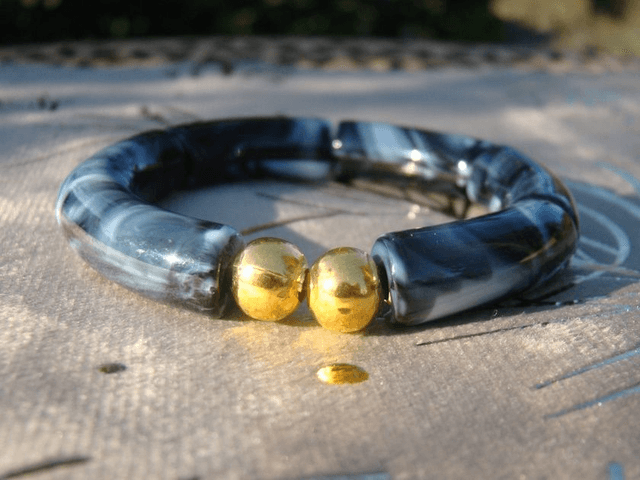 Bracelet perles tubes incurvées acryliques marbrées Khazaana noir