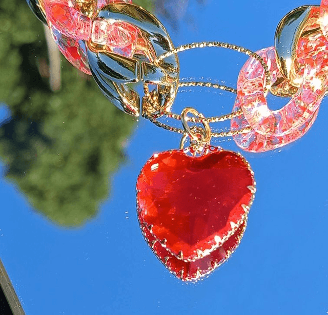 Collier en grosses mailles en acrylique paaradarshee laal coeur rouge