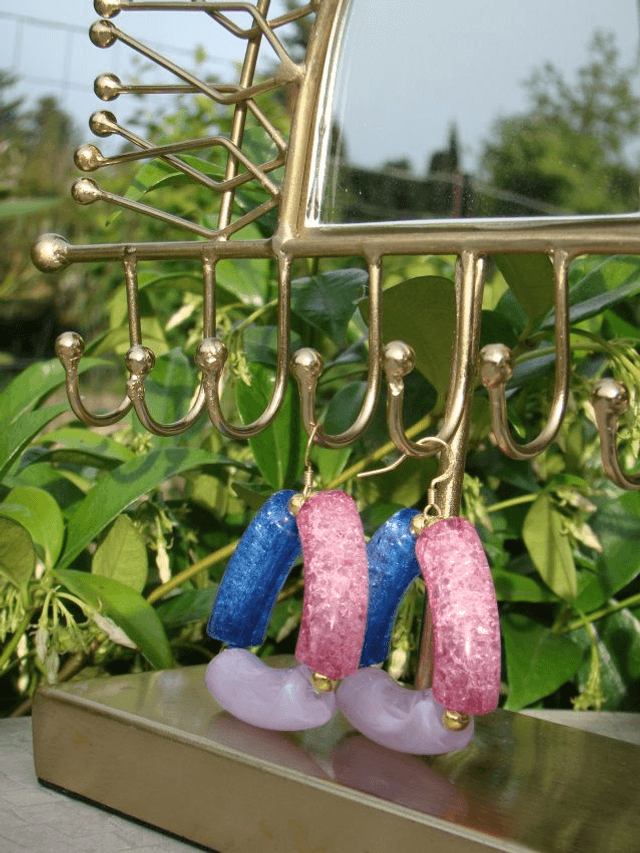 Boucles d'oreilles perles tubes incurvées Chhaaya bleu et rose