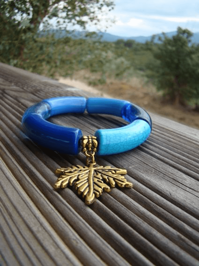 Bracelet perles tubes incurvées Mohana Neela breloque feuille d'érable