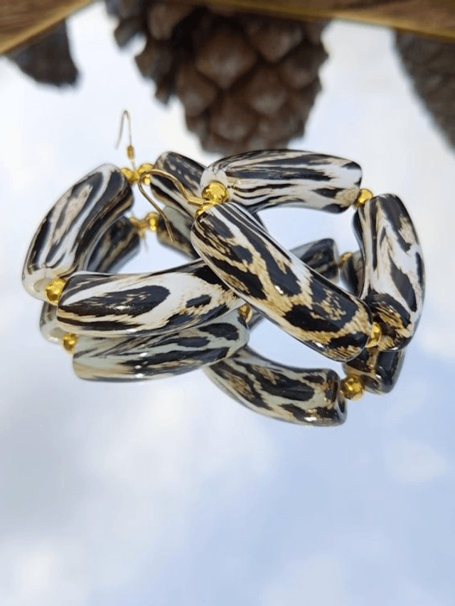 Boucles d'oreilles perles tubes incurvées Indrani Cheeta