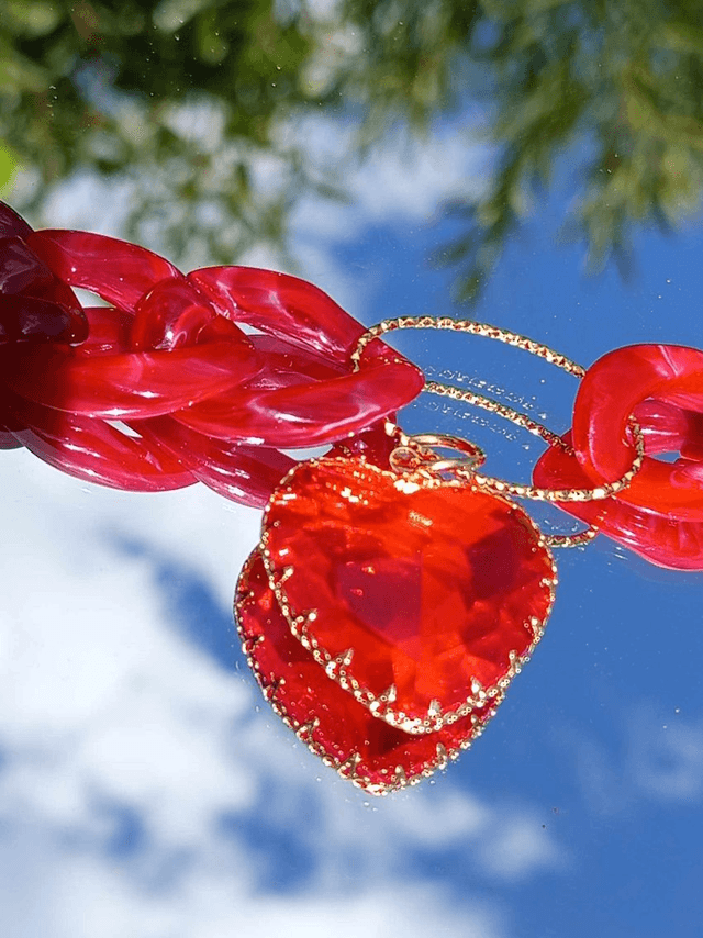 Collier en grosses mailles en acrylique Maanik coeur rouge