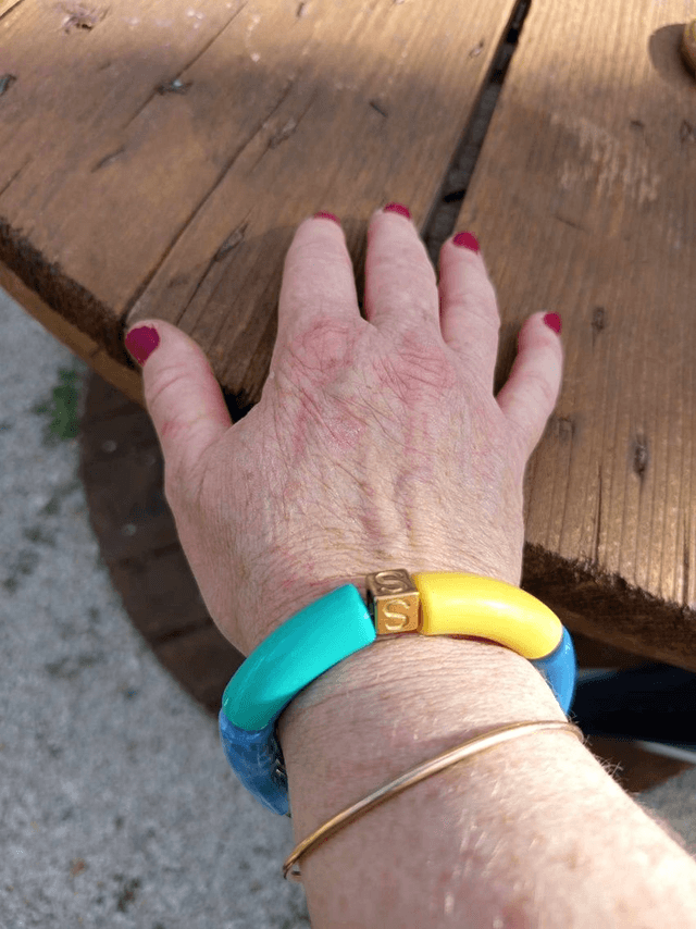 Bracelet perles tubes incurvées acrylique Anjali Peele Neele 