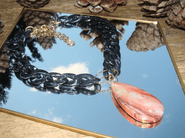 Collier en grosses mailles en acrylique Agni Mala 
