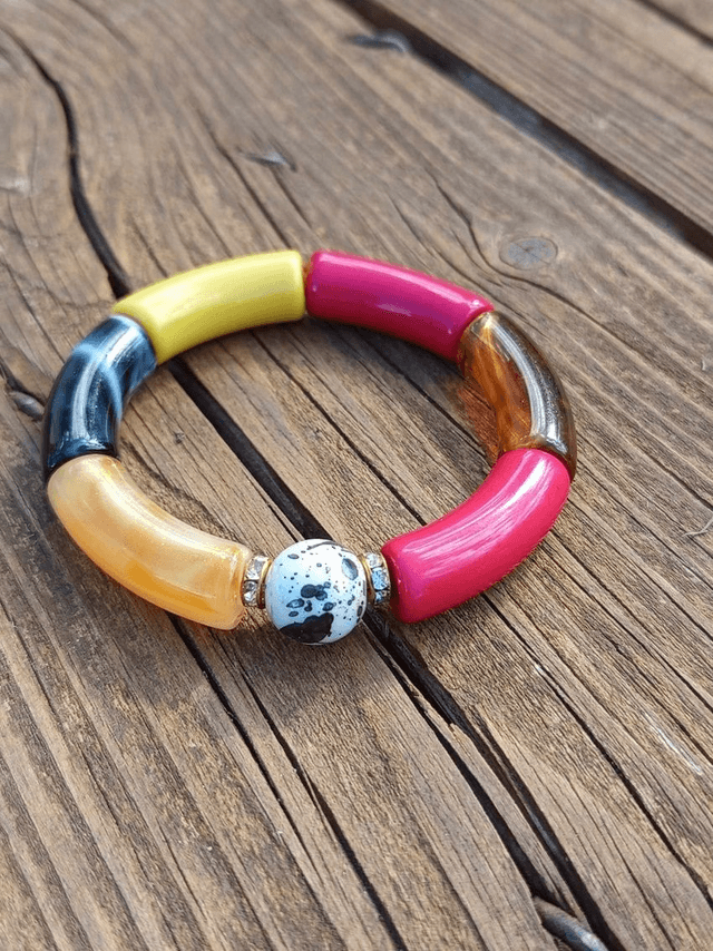 Bracelet perles tubes incurvées acrylique Uma Aagneya