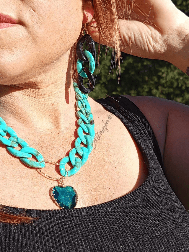 Collier en grosses mailles en acrylique Firoza coeur bleu