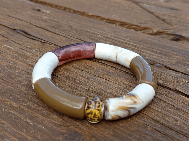 Bracelet perles tubes incurvées acrylique Jaya Bhoora