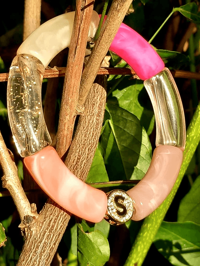 Bracelet perles tubes incurvées acrylique Anjali Gulaabee 
