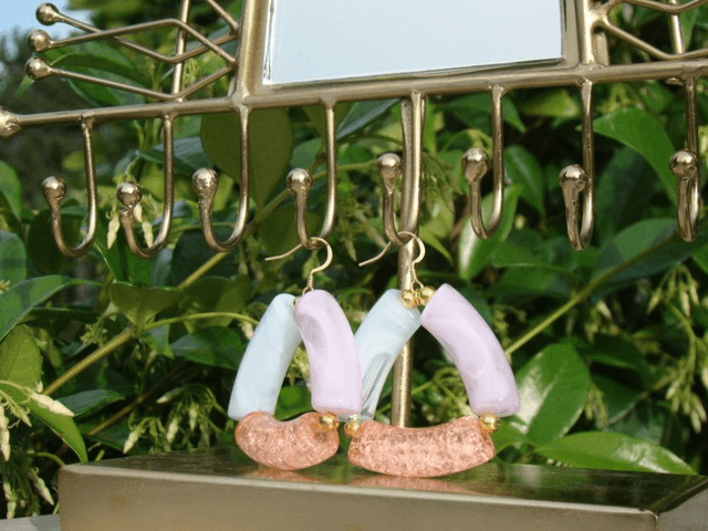 Boucles d'oreilles perles tubes incurvées craquelées Daraar Vinamrata