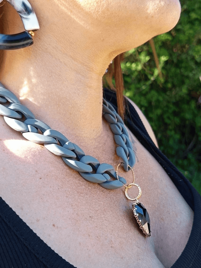Collier en grosses mailles en acrylique Sletee coeur noir 