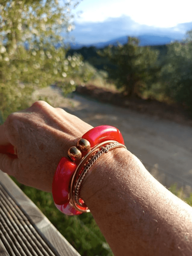 Bracelet perles tubes incurvées acryliques marbrées Khazaana rouge
