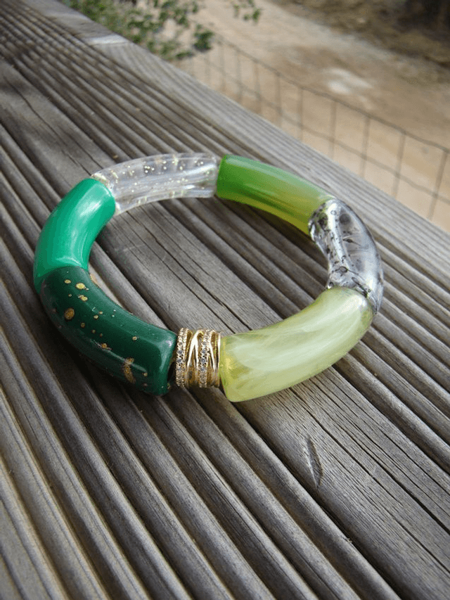 Bracelet perles tubes incurvées Chandra Panna paillettes 