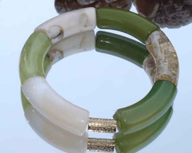 Bracelet perles tubes incurvées Chandra Harit vert clair feuilles d'or