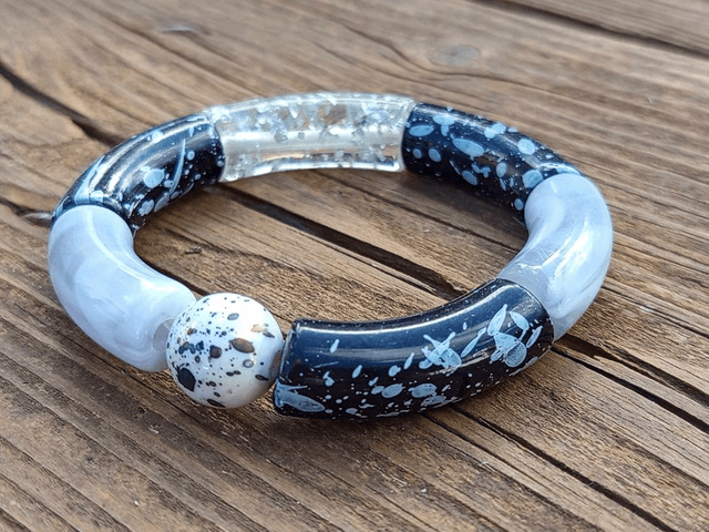 Bracelet perles tubes incurvées acrylique Uma Raakh