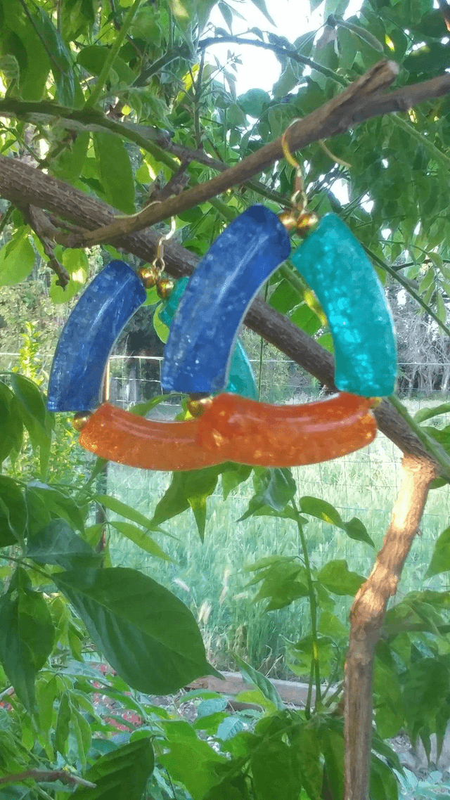 Boucles d'oreilles perles tubes incurvées craquelées Daraar Kaddoo