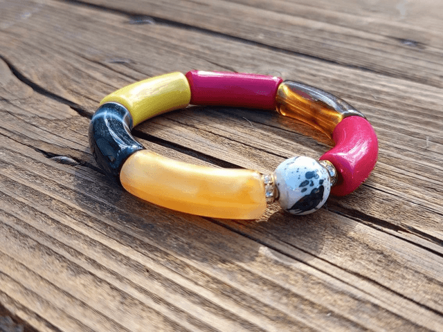 Bracelet perles tubes incurvées acrylique Uma Aagneya