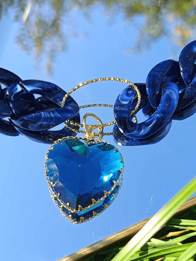 Collier en grosses mailles en acrylique Saagar Ka hrday coeur bleu