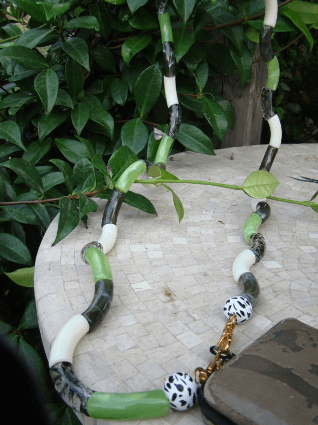 Bijou de téléphone perles tubes Garmee Panna