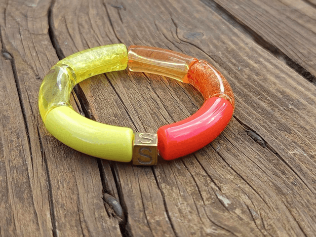 Bracelet perles tubes incurvées acrylique Anjali Surya